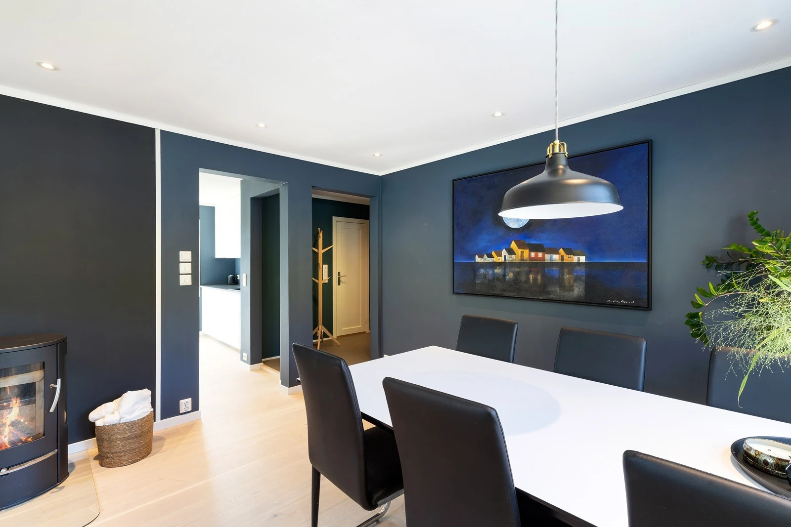 Peisovn i stue. Galleribilde