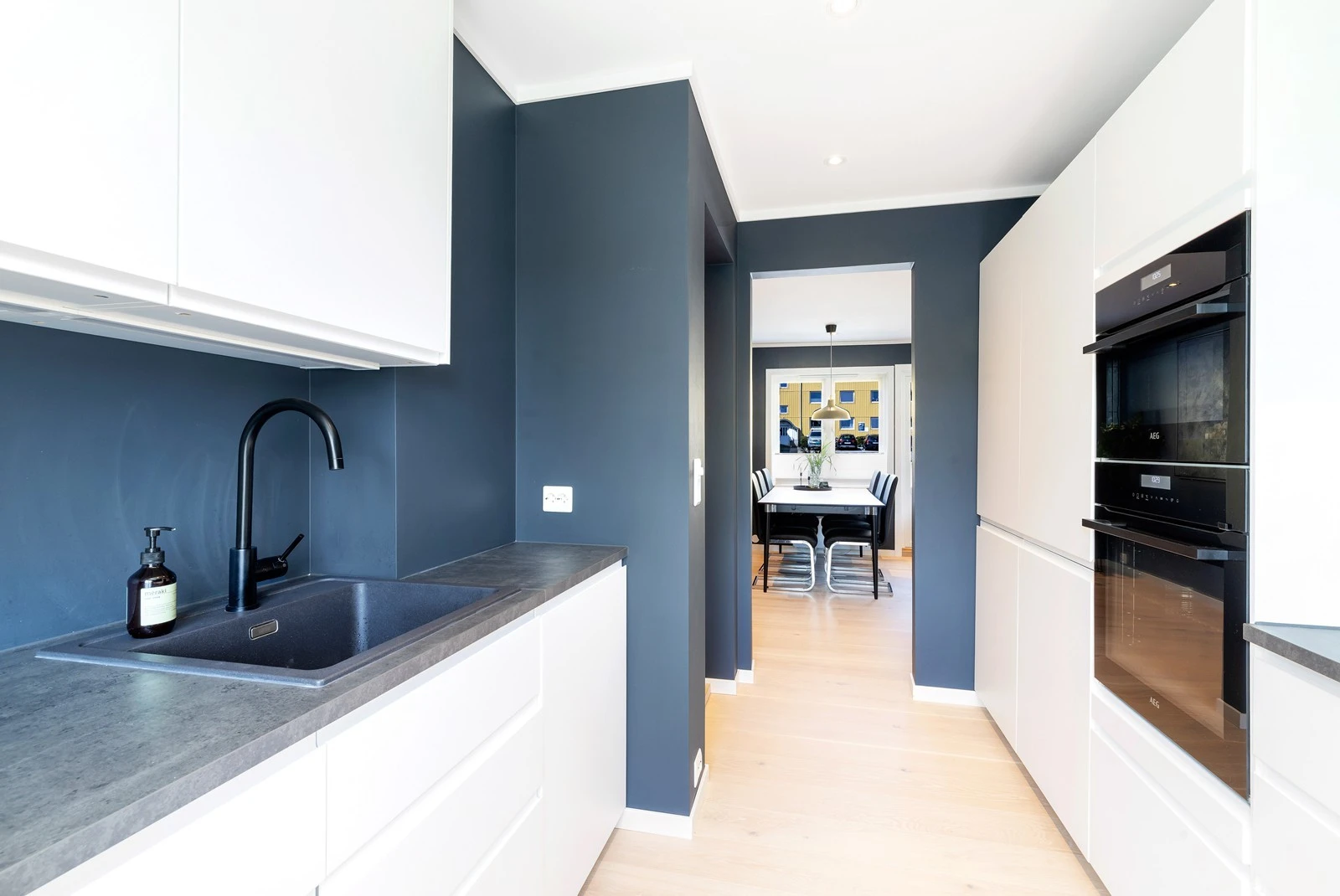 Integrerte hvitevarer som ovn , kombiovn, kjøleskap/frys, platetopp, ventilator og oppvaskmaskin medfølger salget. Galleribilde