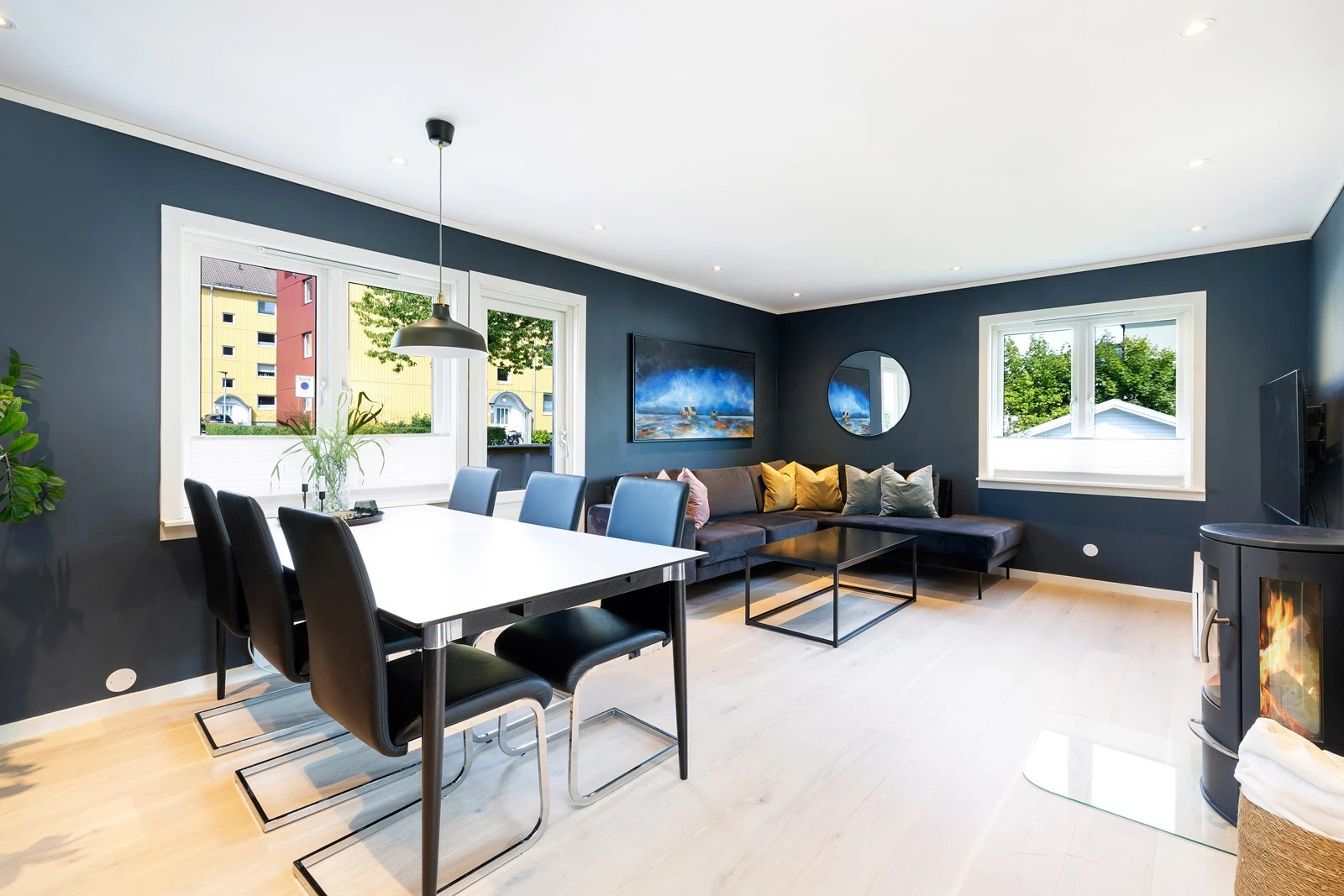 Romslig stue med god plass til både spisebord og sofagruppe. Galleribilde