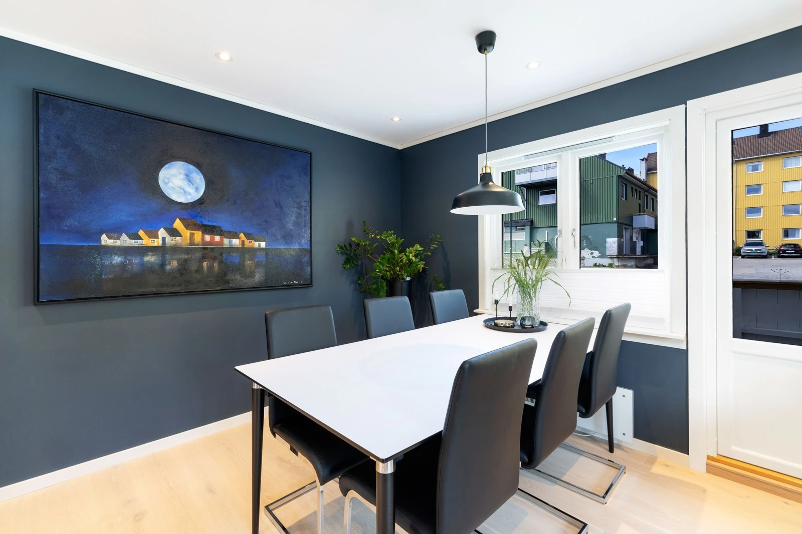 Utgang til balkong fra stue. Galleribilde