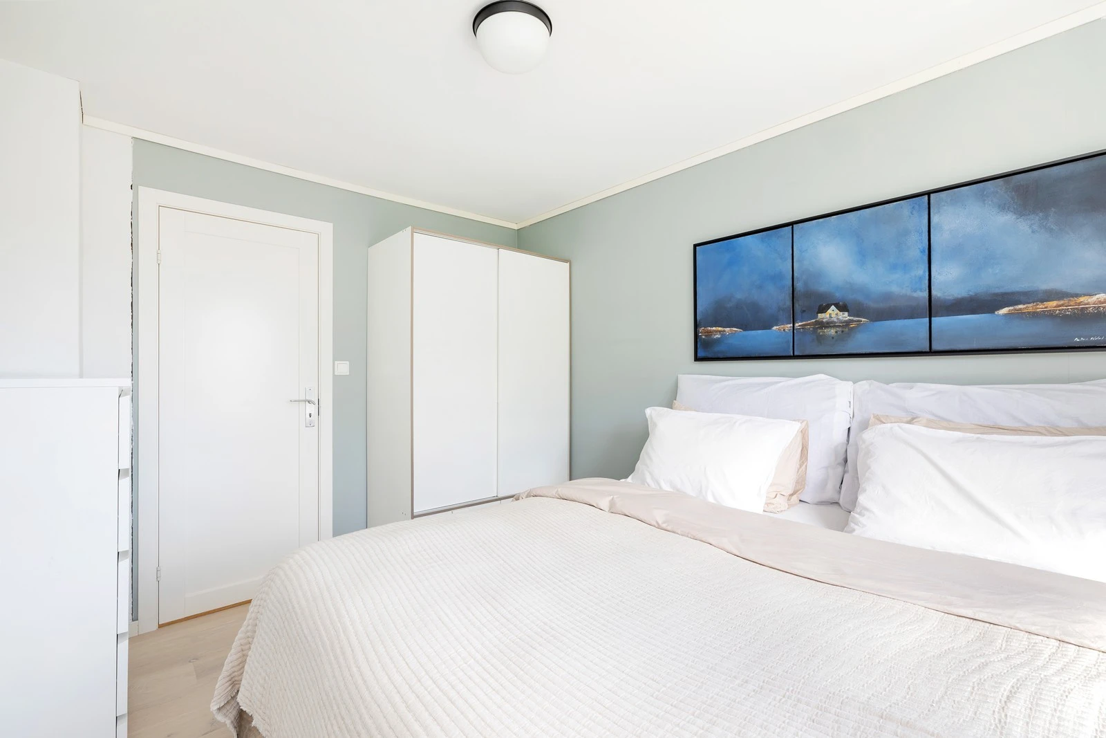 Romslig soverom med god plass til dobbeltseng og klesskap. Galleribilde