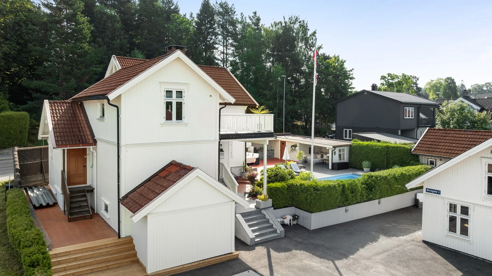 Gårdsplass pusset opp og asfaltert i 2022. Klargjort og søkt om carport. Galleribilde