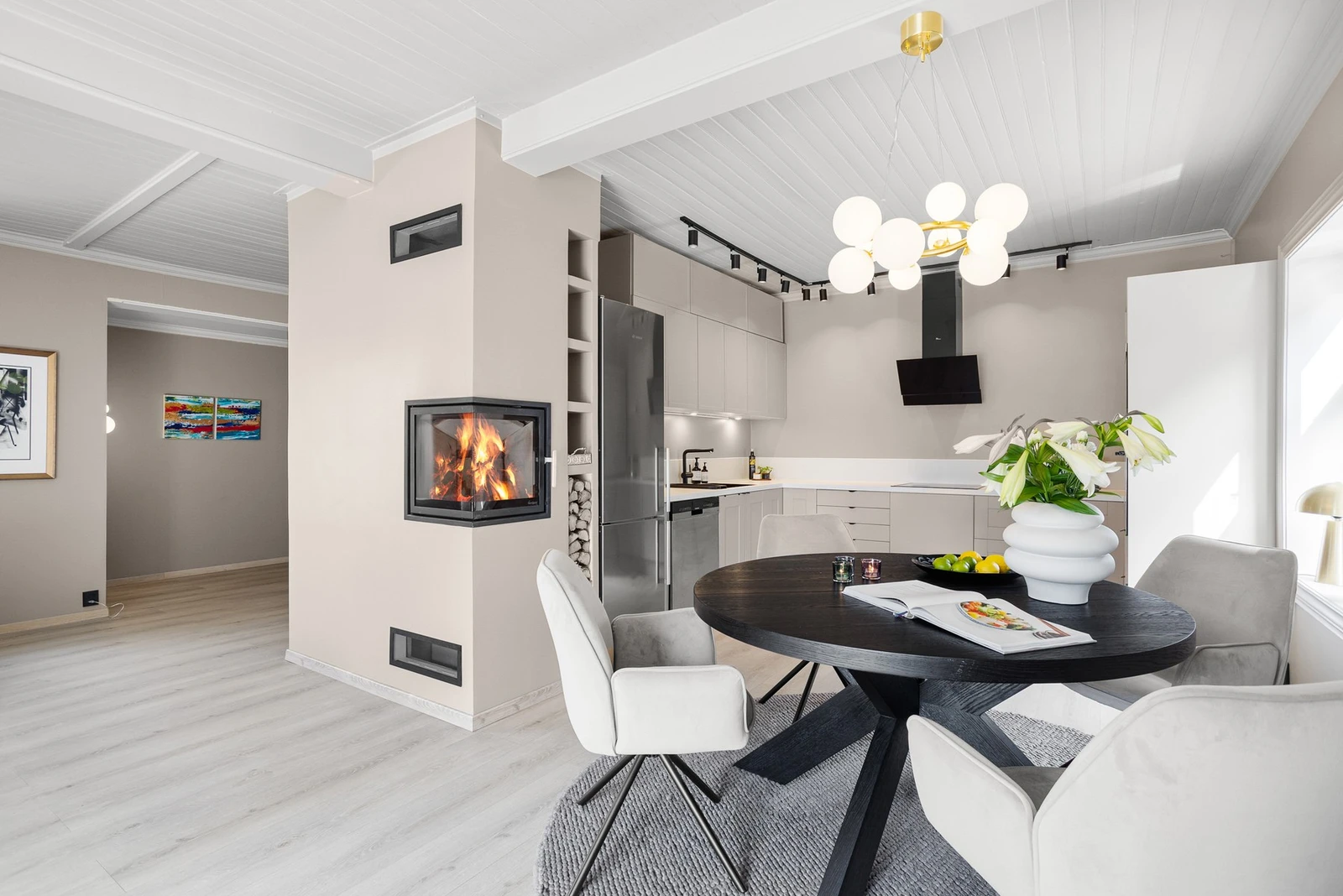 Her er det satt inn en vedovn som gir god varme på kalde vinterdager. Det er i tillegg varmepumpe i rommet. Galleribilde