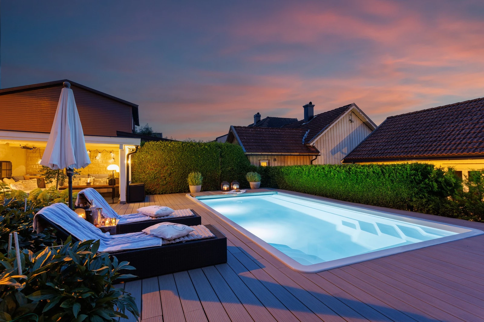 Bassenget har fjernstyrt sikkerhetstrekk som er skjult nede i bassenget ved bruk. Når det ikke er i bruk kjøres dette over bassenget ved et klikk på fjernkontroll. Galleribilde