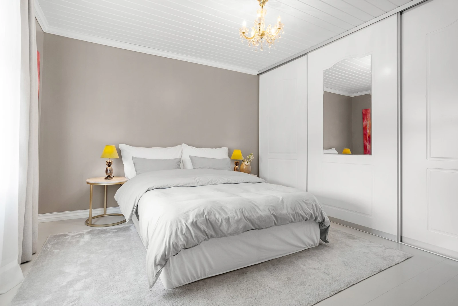 Soverom I i 1.etg med romslig skyvedørsgarderobe Galleribilde