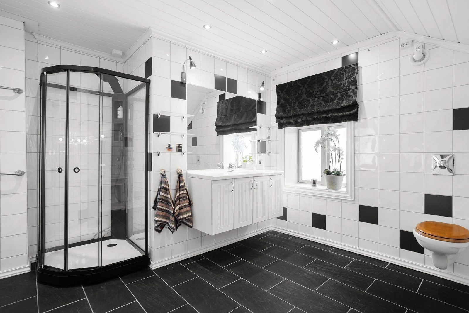 Dusjnisje og vegghengt innredning med speil på vegg Galleribilde