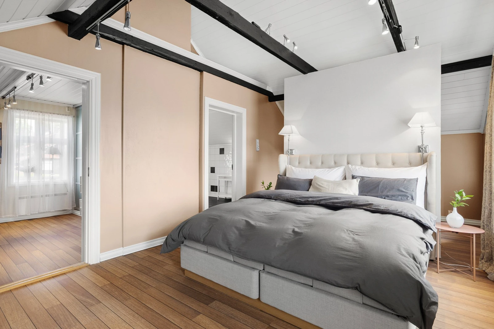 Hovedsoverom har "hotellfølelsen" med både garderoberom og privat bad/WC Galleribilde