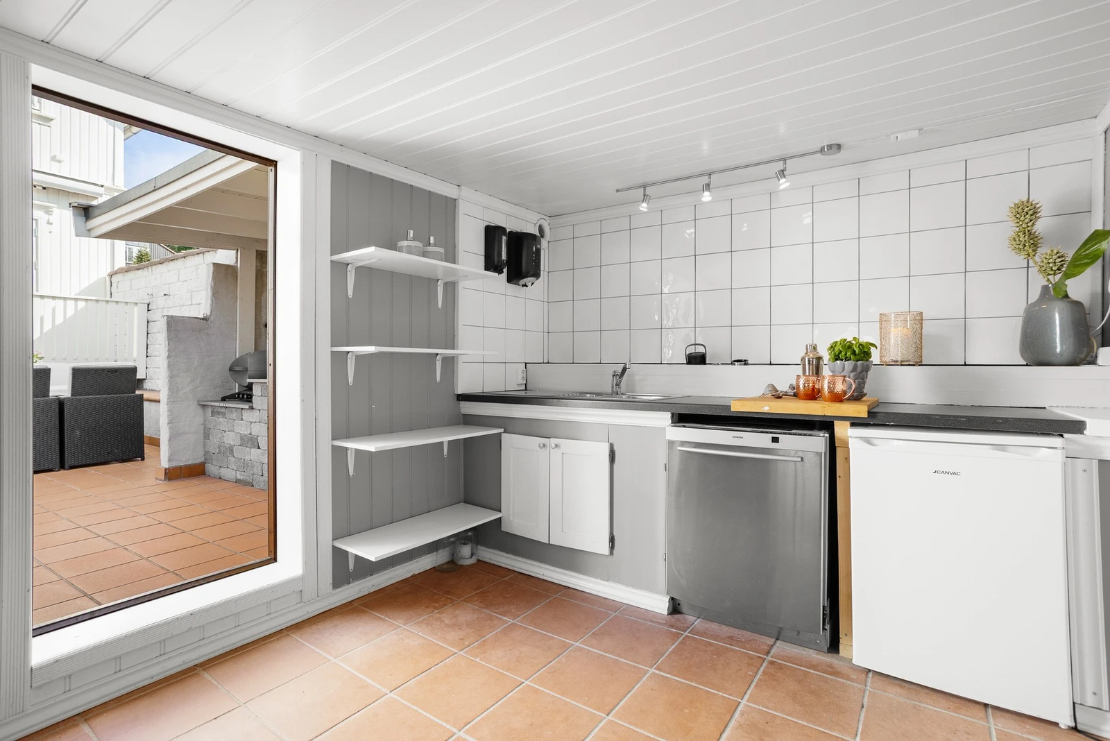 Stilig rom med kjøkkenløsning i "Grillhytta" Galleribilde