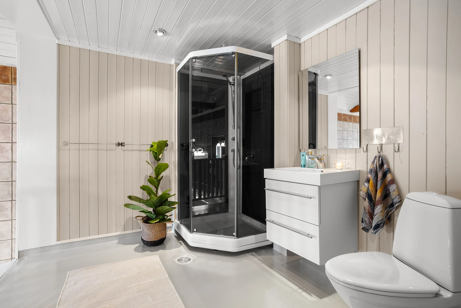 Rommet er sjeldent romslig og er bygget over 2 nivåer. Galleribilde