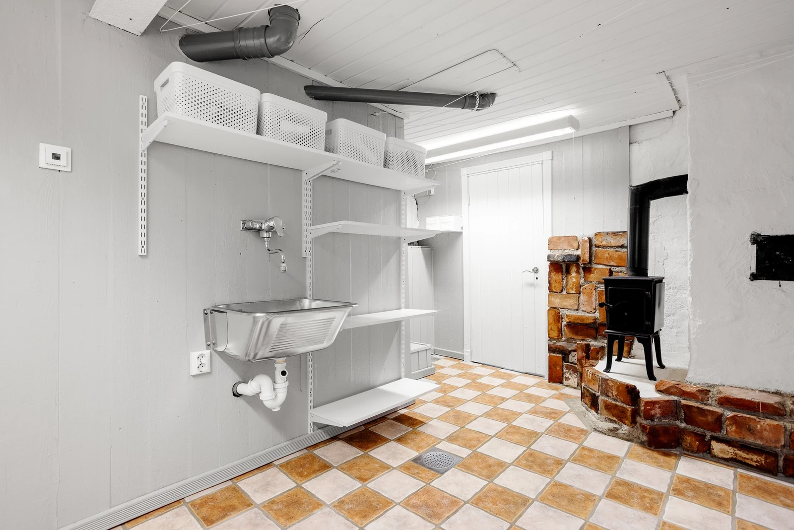 Godt med lagring i underetasje - Etasjen har i tillegg til trapp mellom etasjene egen inngang Galleribilde