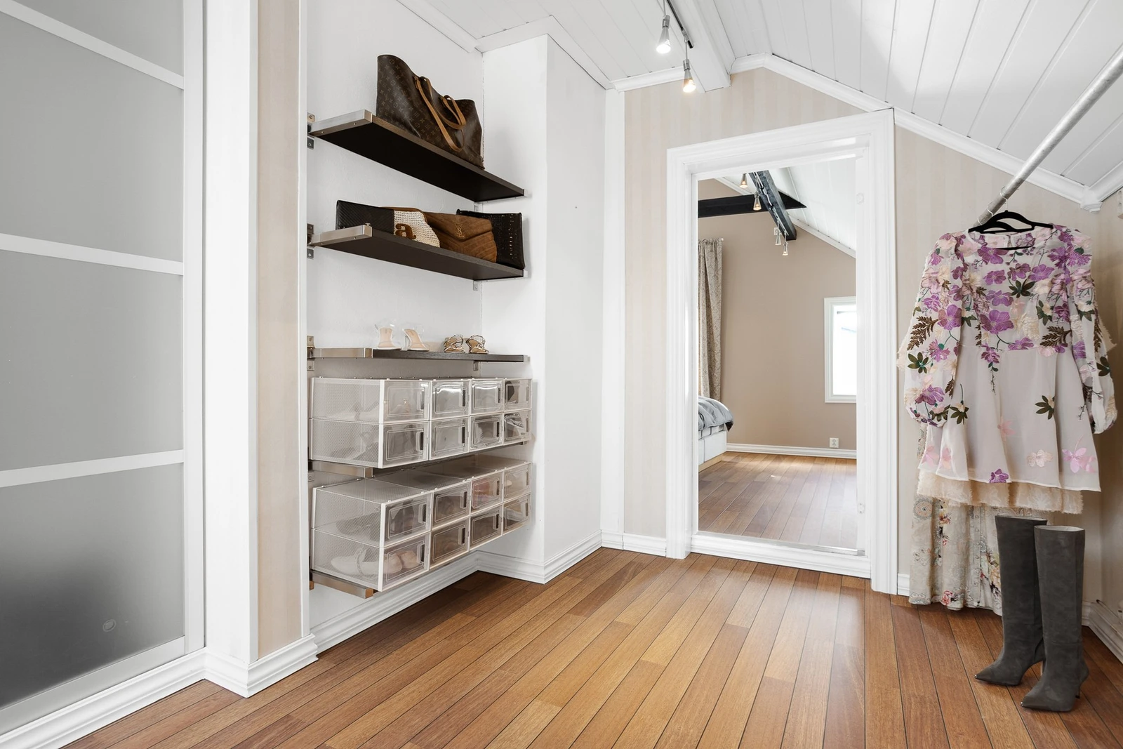 Soverommet har et eget walk-in closet Galleribilde
