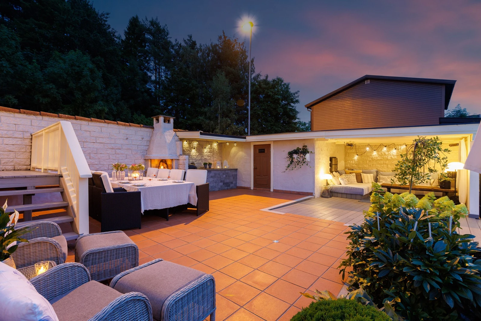 Flislagt del med utepeis og uteplass under tak Galleribilde