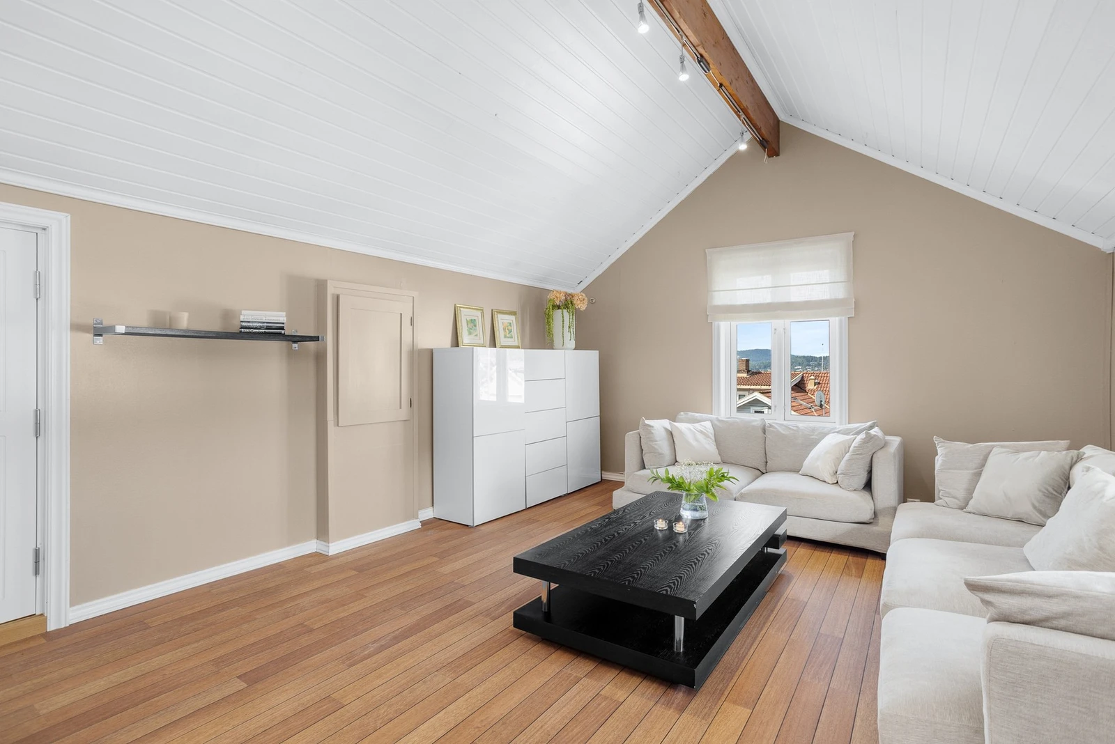 Romslig loftstue med plass til å dele av et ekstra soverom ved behov Galleribilde