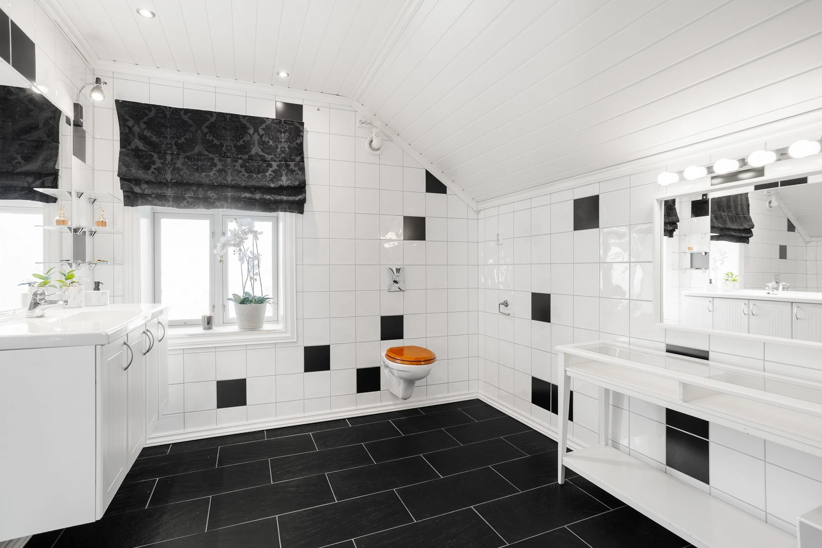 Baderom med vegghengt toalett Galleribilde