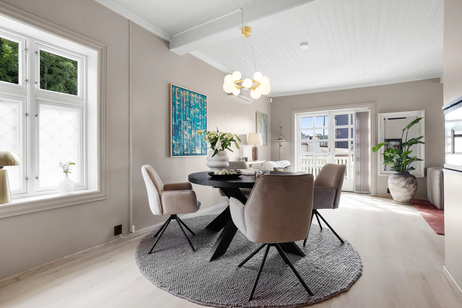 Moderne løsning, masse lys og delikate farger kjennertegner dette rommet. Galleribilde