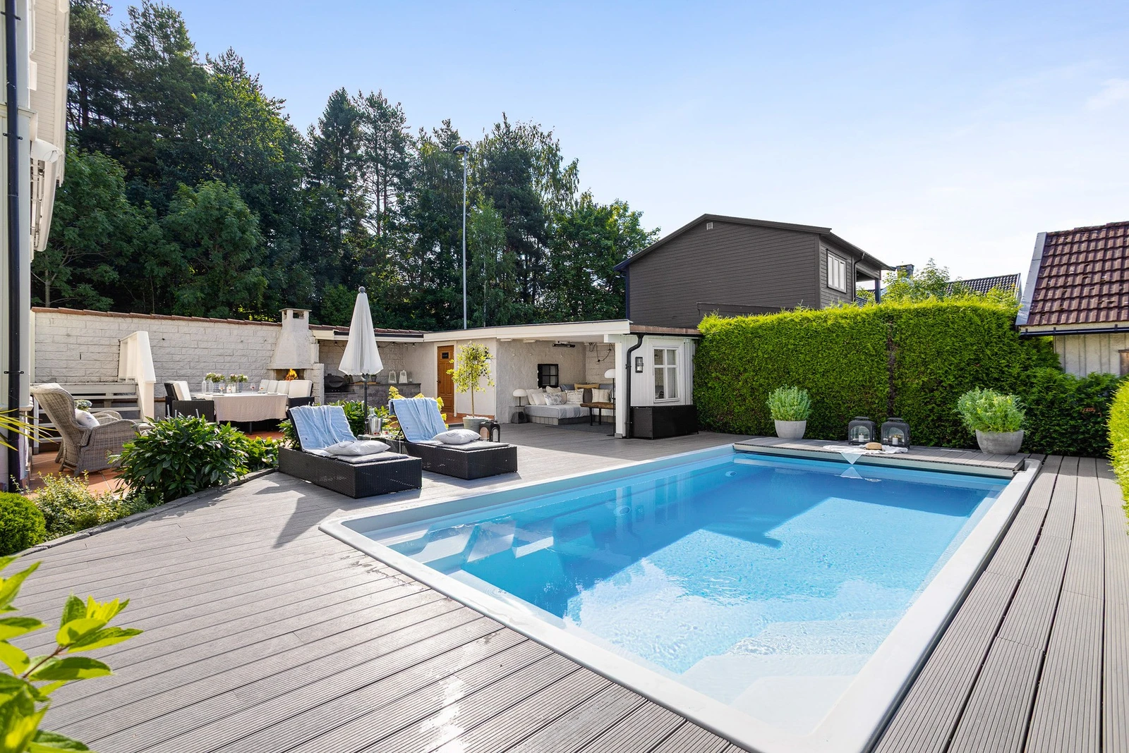 Området ble oppgradert og svømmebasseng innstallert i 2022. Mye av terrasser og uteområder er fra samme tid. Galleribilde