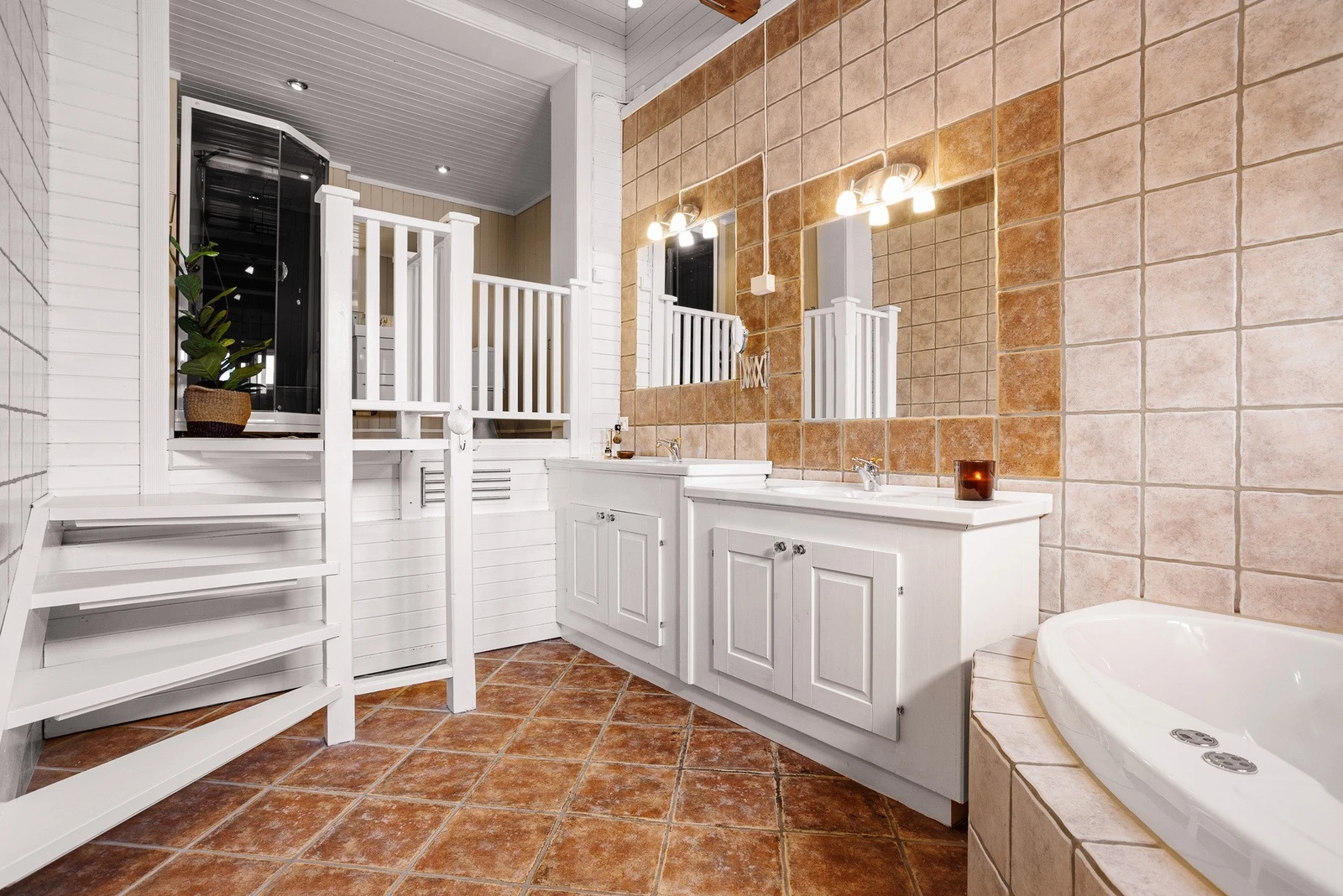 Badet er romslig og inneholder badekar i tillegg til dusj Galleribilde