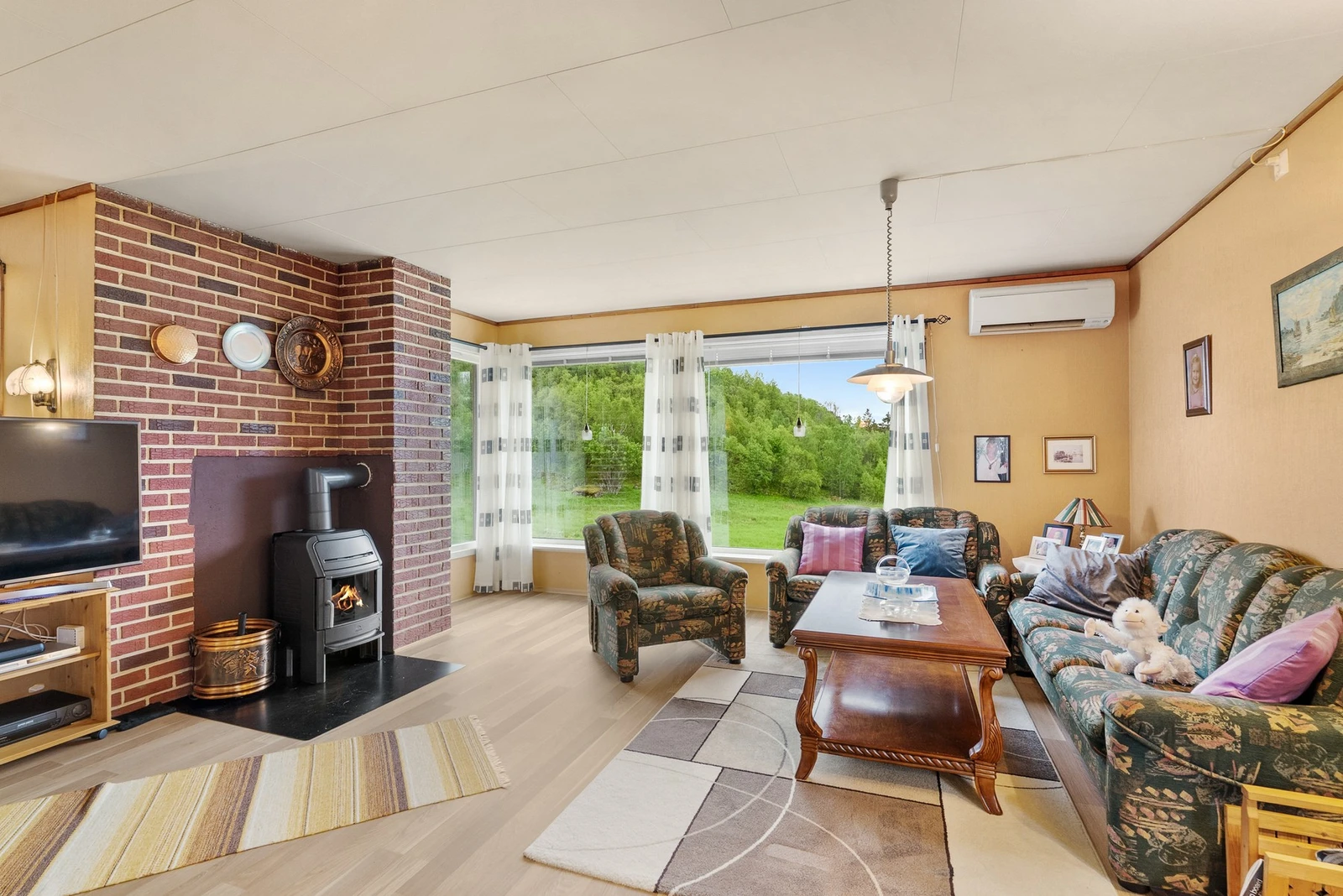 I stuen er det installert varmepumpe som fikk ny motor i 2021. Galleribilde