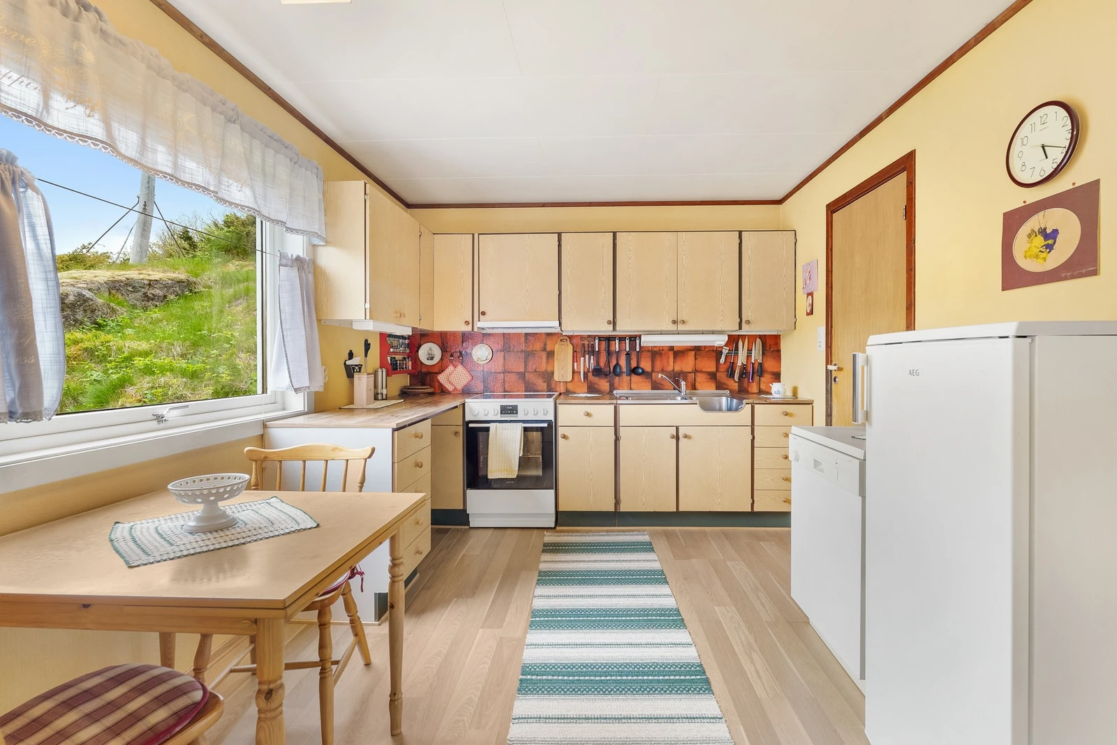 Kjøkkenet ligger i eget rom. Her har du god plass til en ekstra spisegruppe. Galleribilde