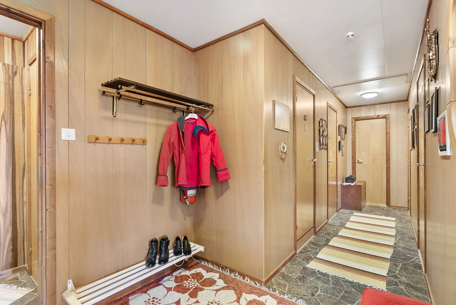 Romslig og luftig entre med god plass til å sette fra seg skotøy og henge fra seg ytterklær. Galleribilde
