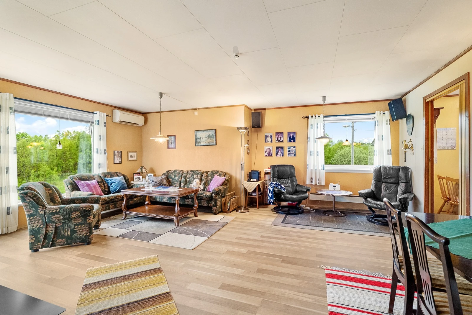 En pen, 3-stavs eikeparkett på gulvet. Galleribilde