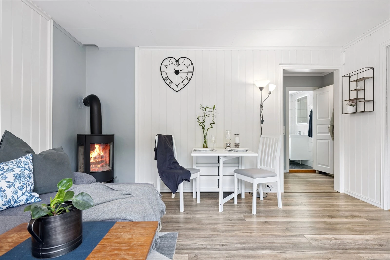 Romslig stue med plass til både sofa og spisebord.