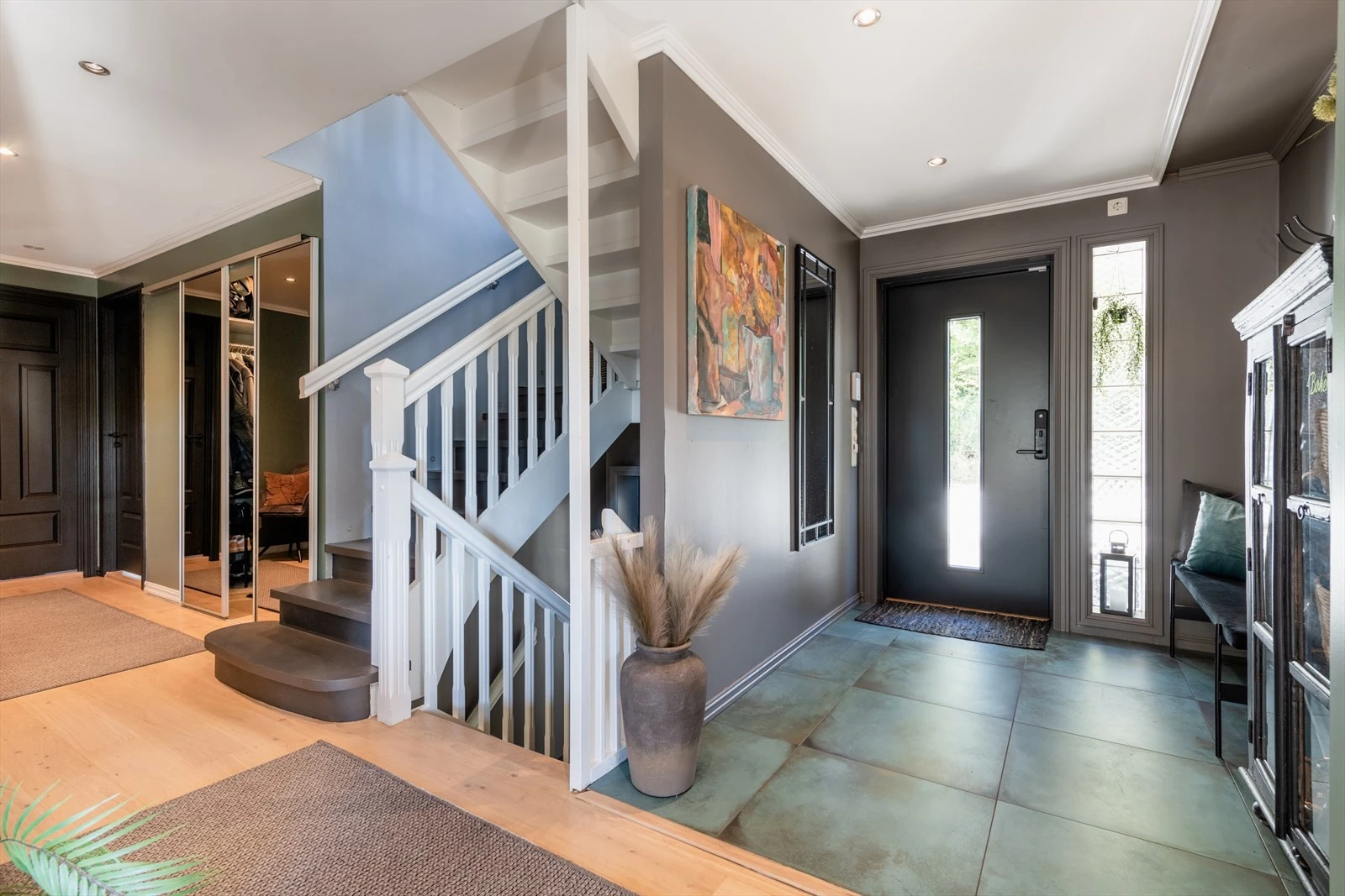 Stor hall, legg merke til de flotte flisene på gulvet. En stor garderobe med god plass til både klær og sko. Galleribilde