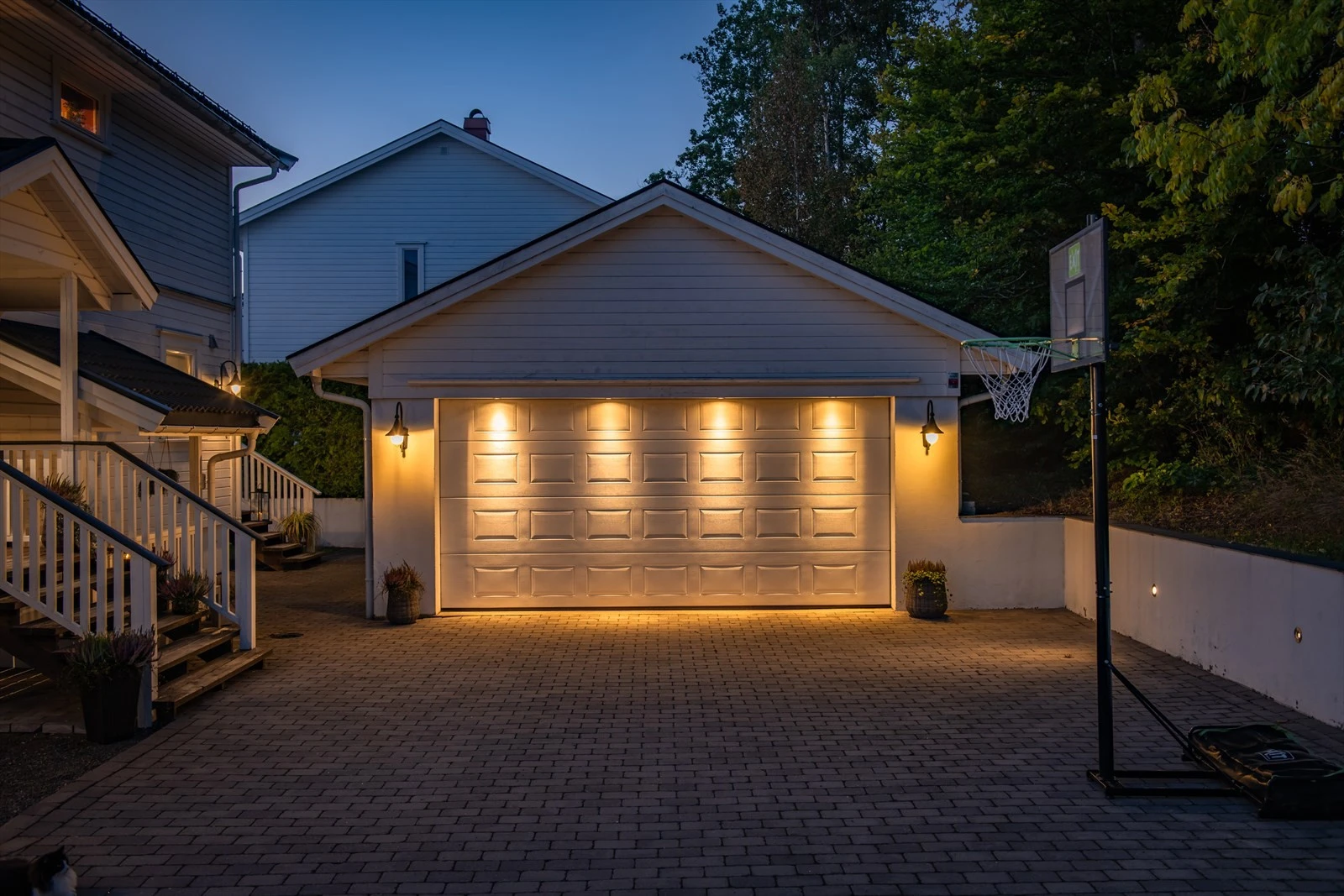 Lyssatt gårdsplass. Galleribilde