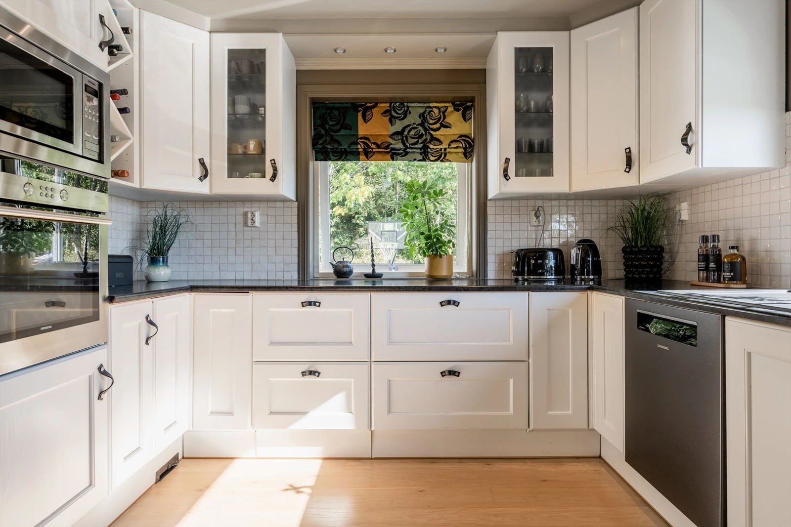 Stort og romslig u-kjøkken gir masse plass til matlaging. Galleribilde