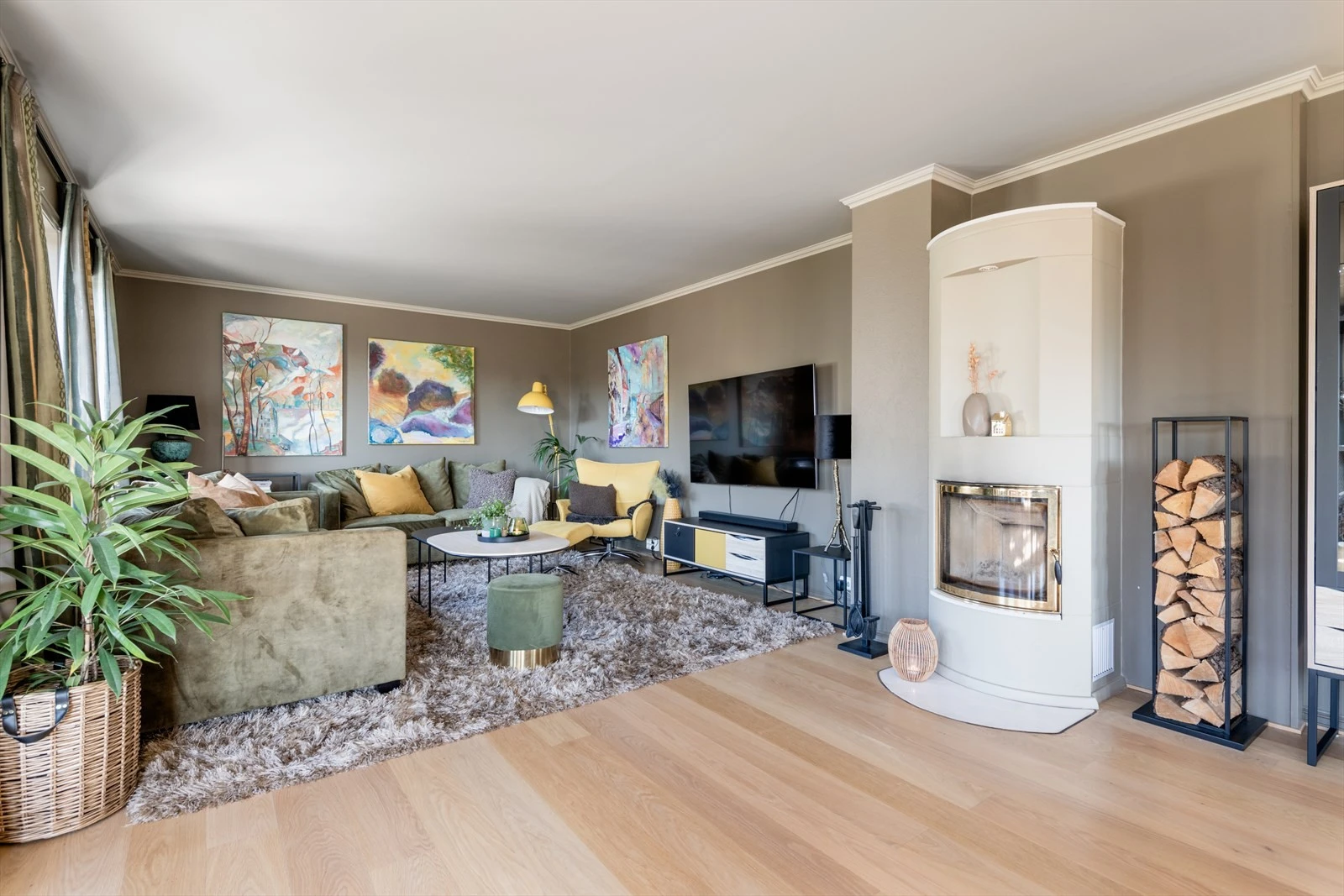 Det er varmekabler i tillegg til vedfyring og varmepumpe. Galleribilde