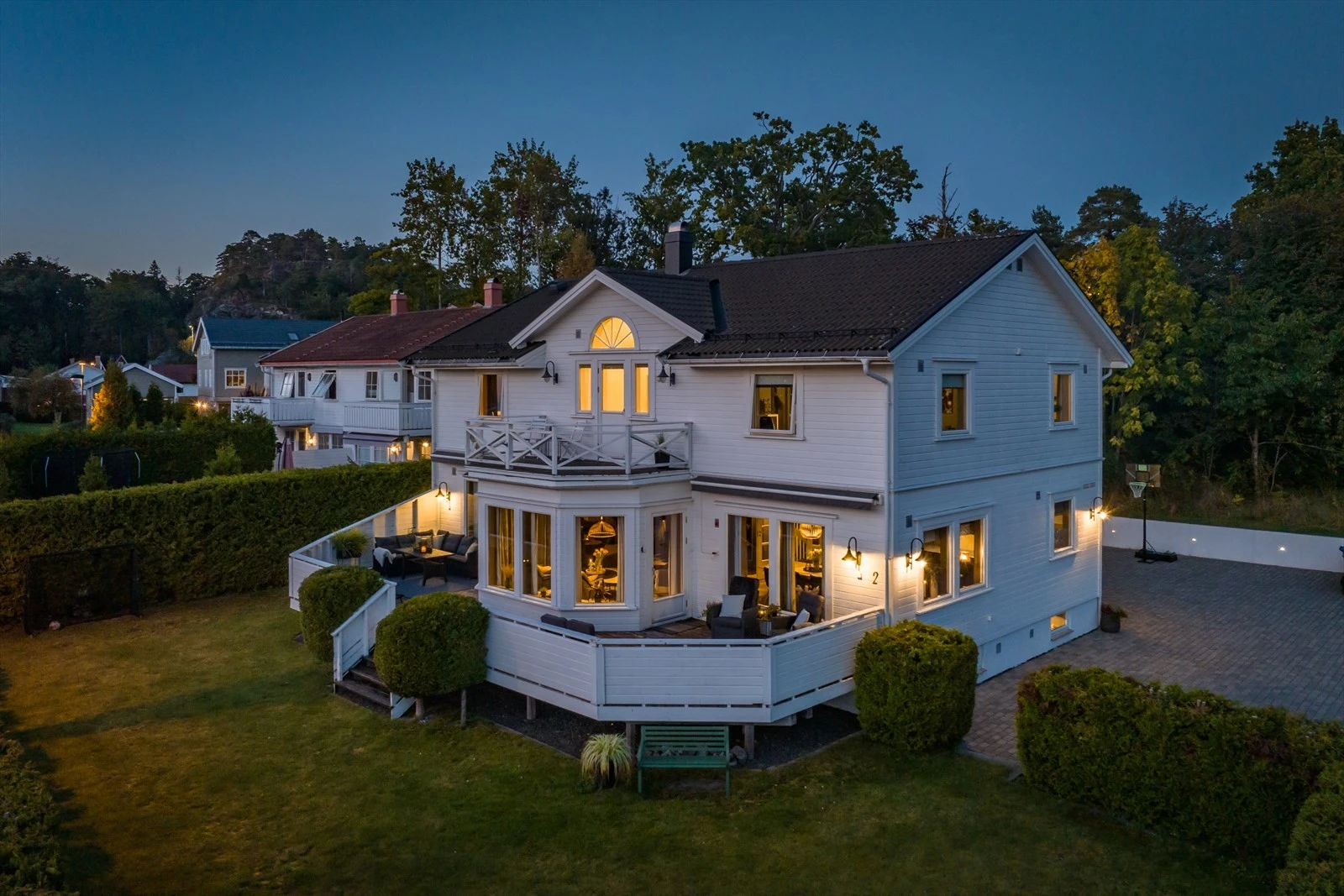 Boligen er beliggende på attraktive Solli med gåavstand til butikker, skoler og barnehage. Galleribilde