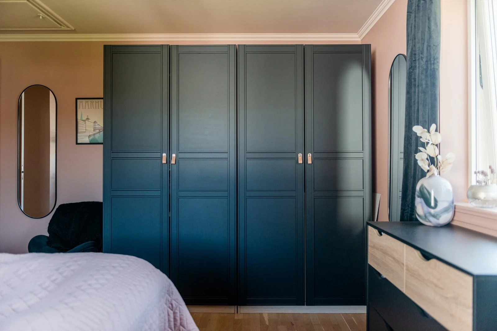 Godt med skapplass på soverom. Galleribilde