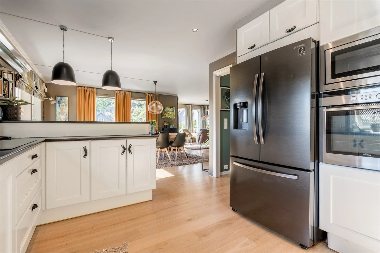 Nyere amerikansk kjøleskap med frysedel. Galleribilde