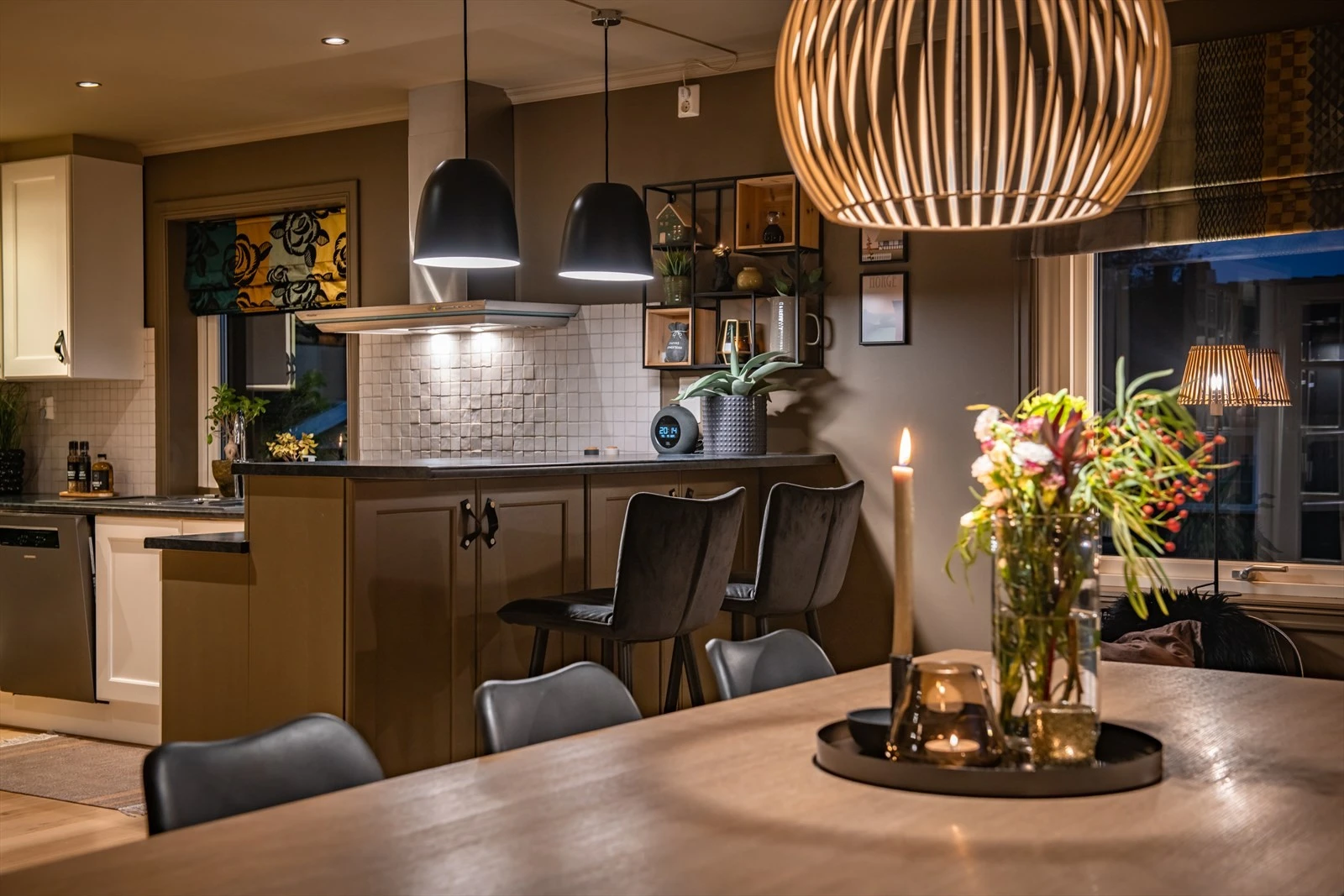 Mens far lager middag kan mor stå å dirigere. Galleribilde