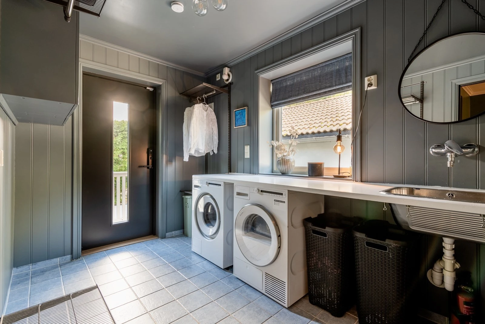 Stort vaskerom. Her slipper man å ha klesvasken til tørk på badet. Galleribilde