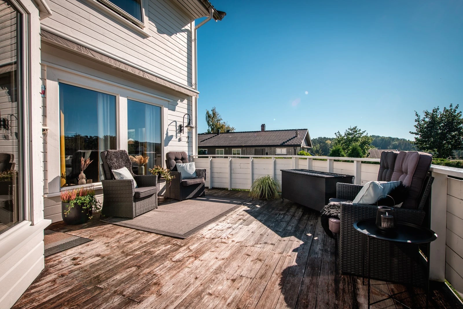 Vestvendt veranda med sol til sent på kvelden. Galleribilde