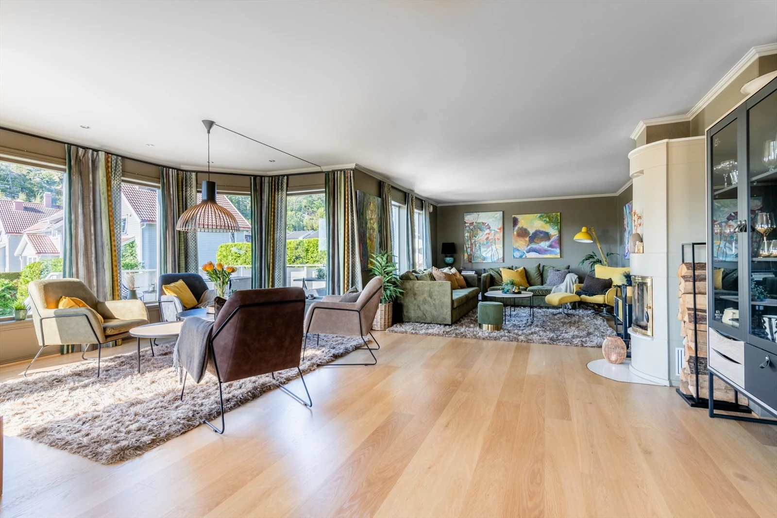 En enorm stue med peis. Her kan man be inn så mange man ønsker, uten at det blir trangt om plassen. Galleribilde