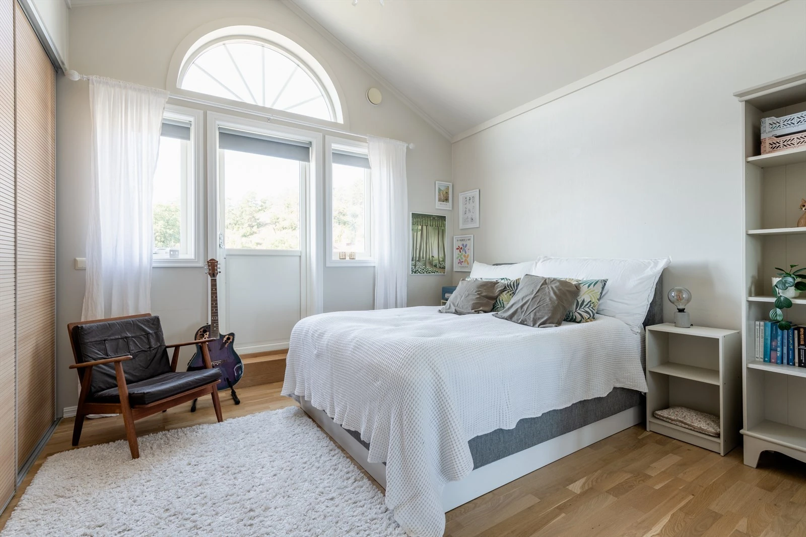 Stort soverom med garderobe. Galleribilde