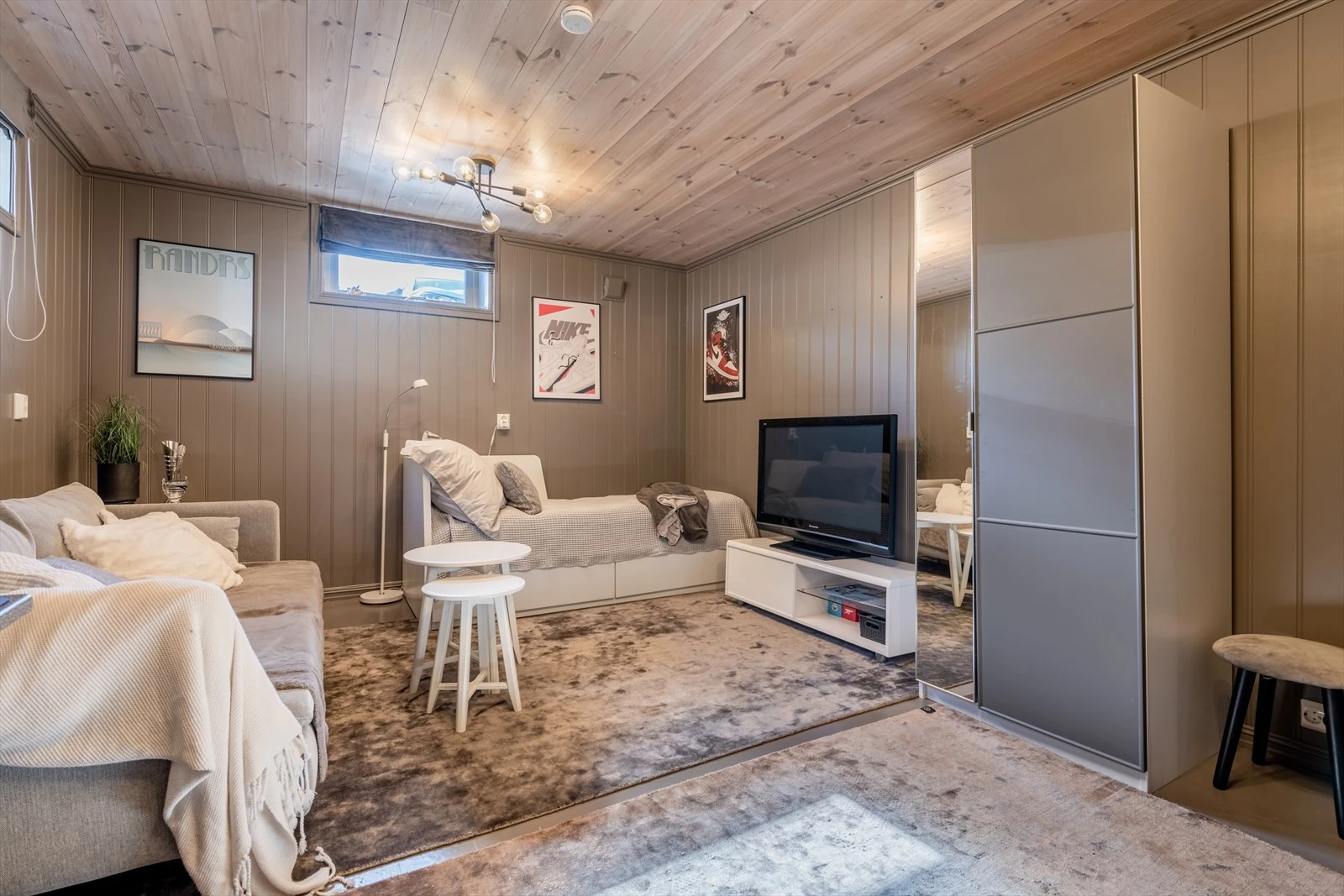 Tv-stue. Rommet er ikke godkjent for varig opphold. Galleribilde