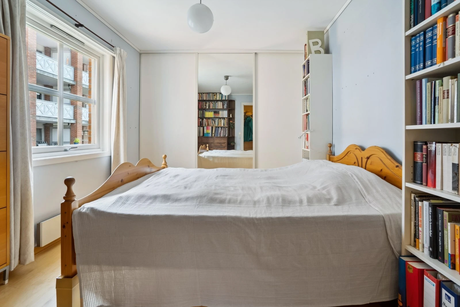 Hovedsoverom med skyvedørsgarderobe