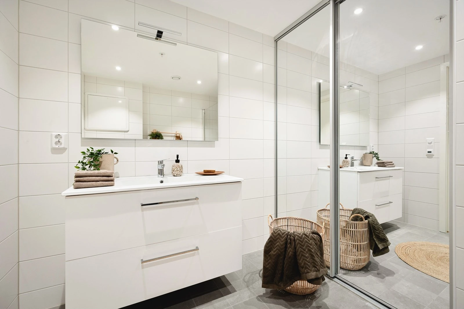 Lekkert helfliset baderom med downlights i himlingen. Galleribilde