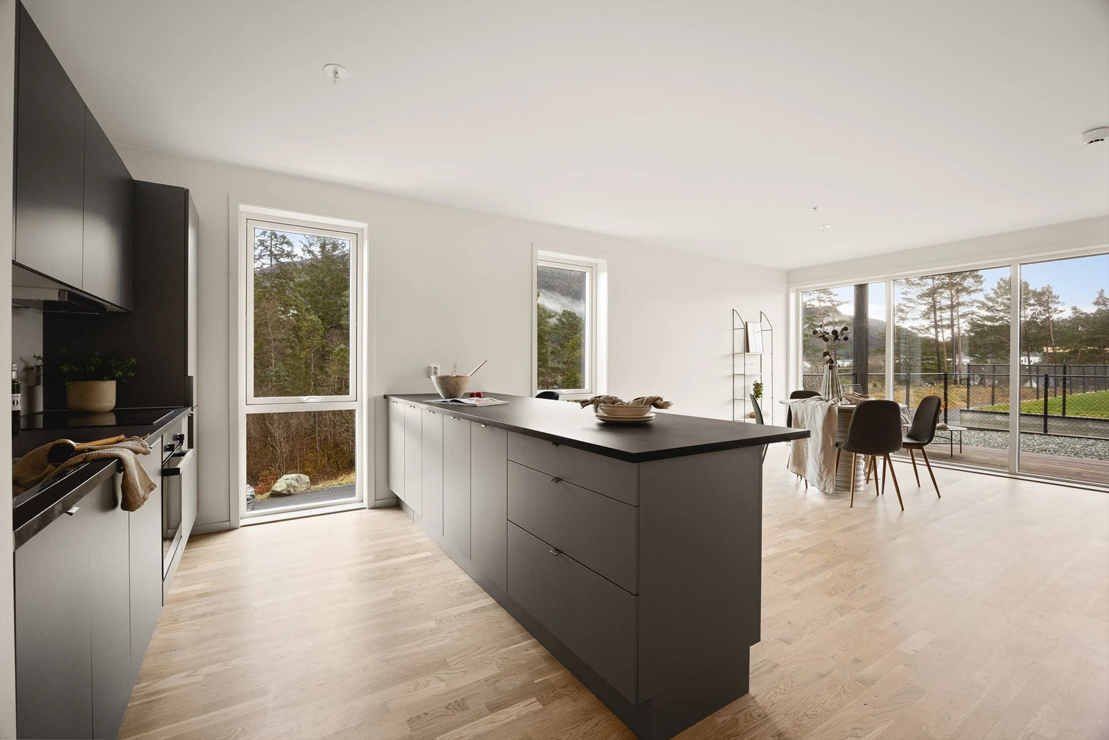 Meget god skap- og benkplass på kjøkken Galleribilde