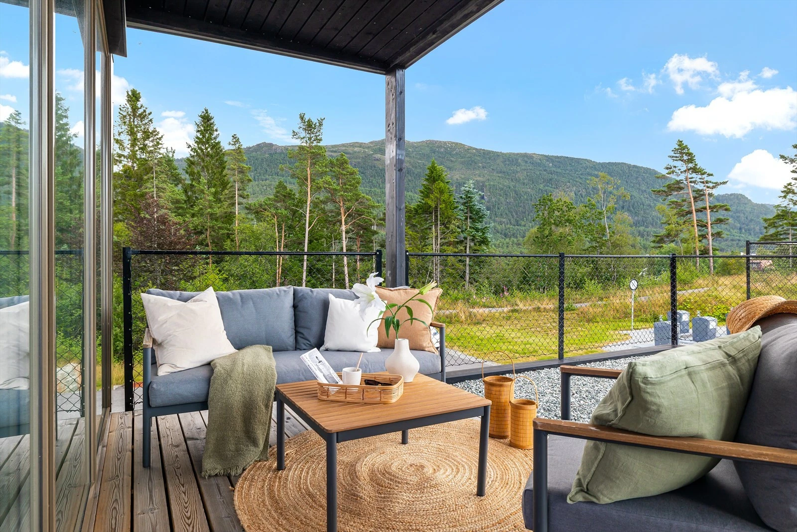 Fra stue er det utgang til stor markterrasse Galleribilde