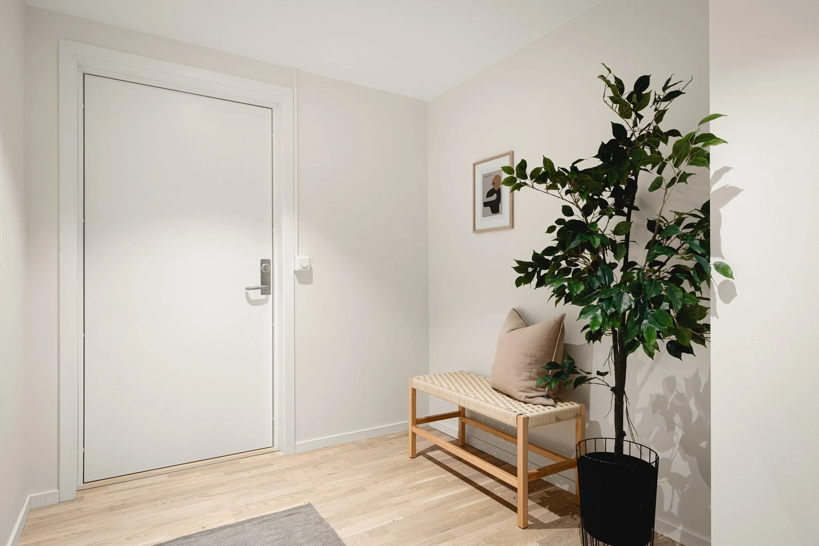 Romslig entrè med god plass til avheng for ytterklær og sko Galleribilde