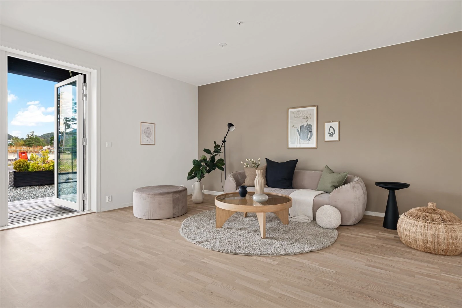 Stor og trivelig stue med god plass til sittegruppe Galleribilde