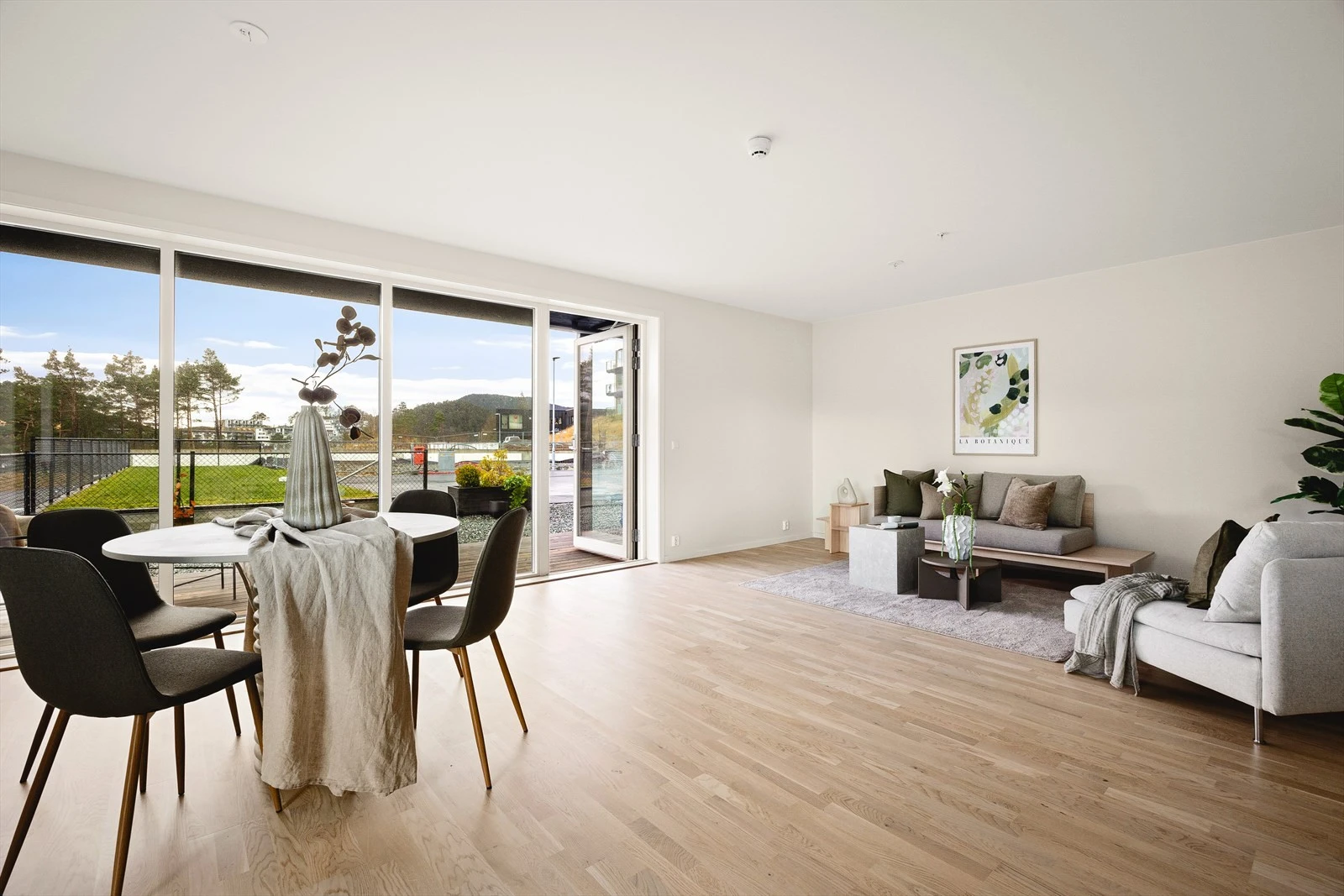 Lyst og luftig med god takhøyde og rikelig med lysinnslipp Galleribilde