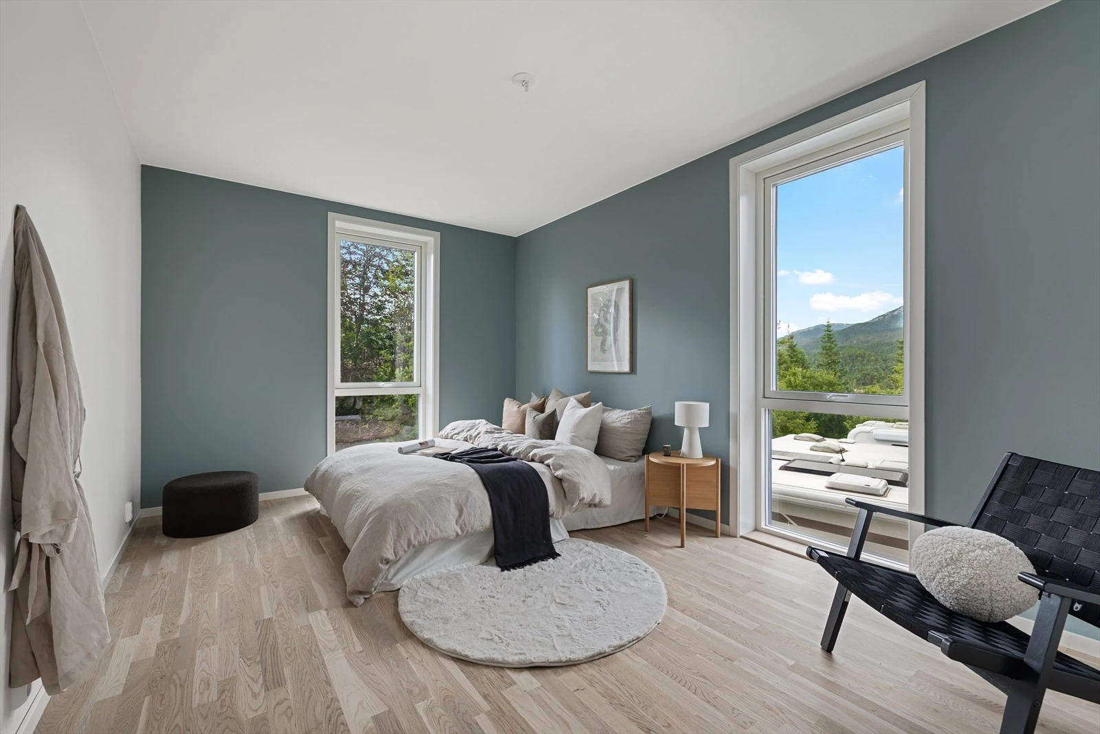 Hovedsoverom med god plass til dobbeltseng, garderobeskap og nattbord Galleribilde