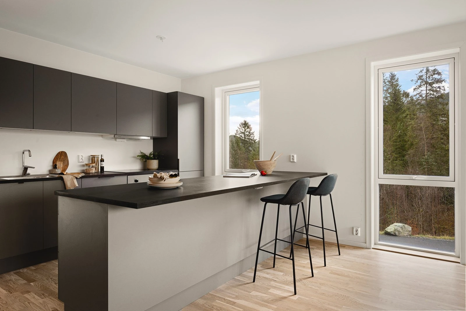 Flott kjøkkeninnredning med barstol løsning Galleribilde