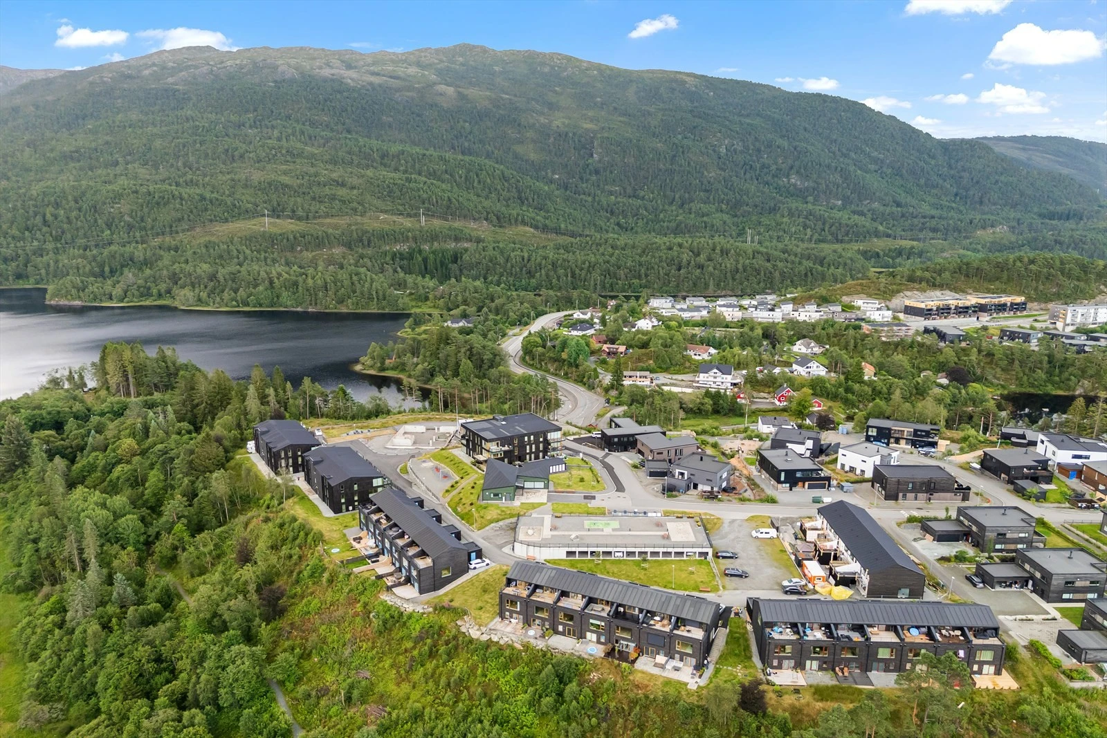 En kort kjøretur unna finner du stort sett alt du skulle trenge. Galleribilde