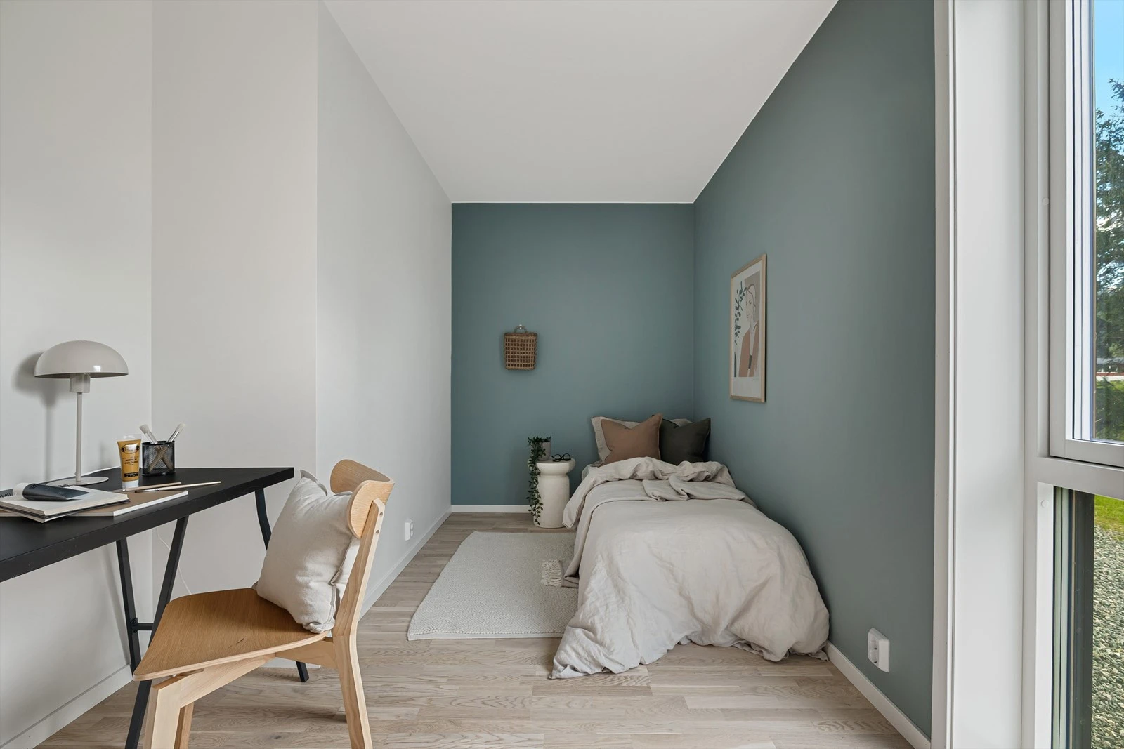 Soverom 2 med plass til seng, kontorpult og garderobeskap Galleribilde